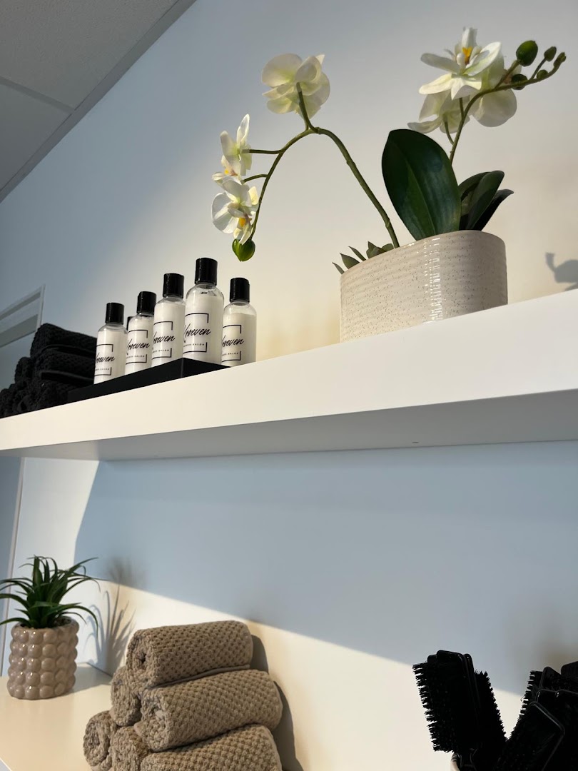 Witte wandplank met de eigen Kroeven-verzorgingslijn en orchideeën
