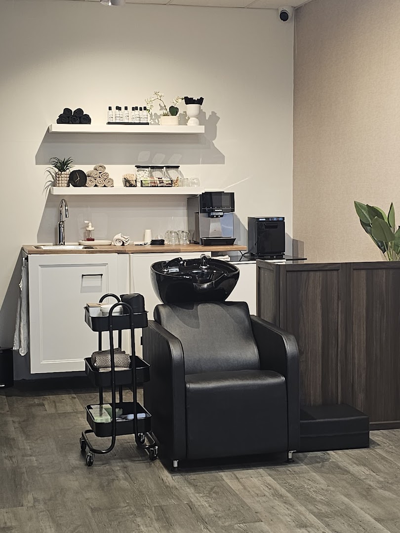 Moderne wasstoel en wasbak bij Kroeven Barber